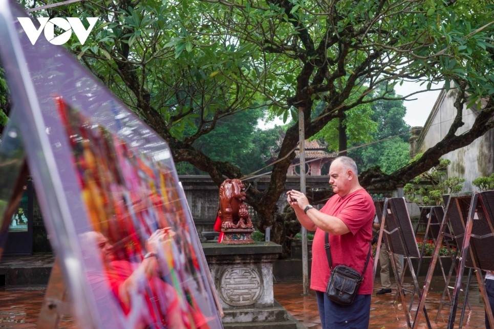 Gary Anderson from the UK shares that he really likes the exhibition as the photos are vivid, and show the dynamism of the city, and the friendliness of Hanoians. This is his first time in Hanoi, and he says he will definitely return because the city is beautiful, the food is delicious, the culture is unique, and the coffee is excellent..