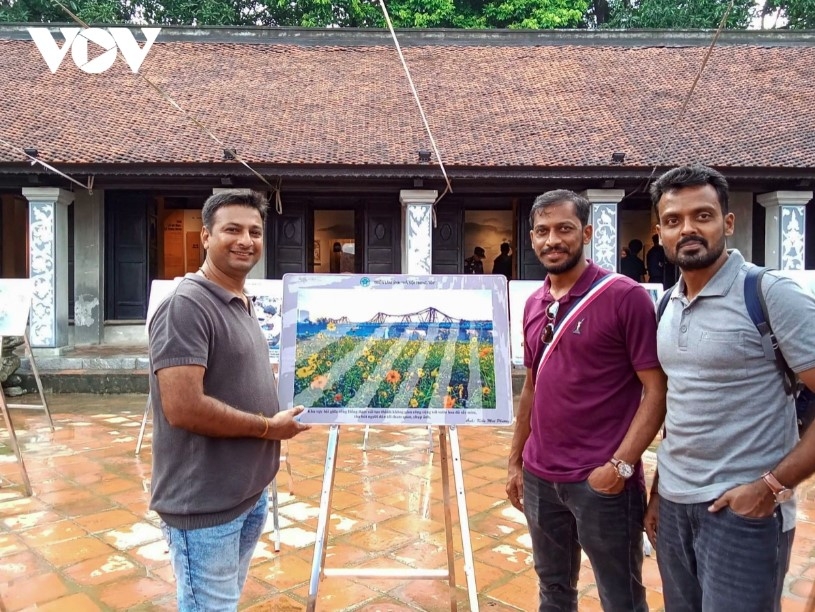 An Indian tourist group say that they are very impressed by the exhibition. They find the photos capturing National Day celebrations magnificent, reflecting the strong patriotic spirit of the Vietnamese people. They also praise the photo of Long Bien Bridge adorned with yellow flowers, calling it especially beautiful.