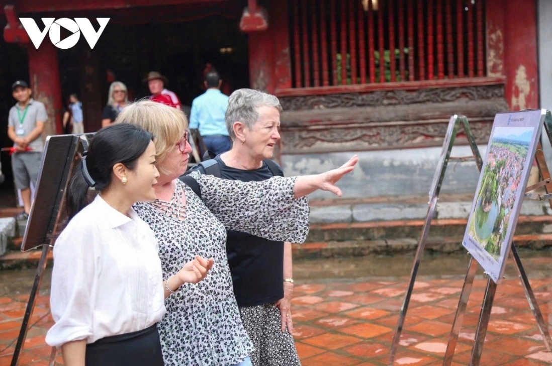 The exhibition attracts both locals and tourists.
