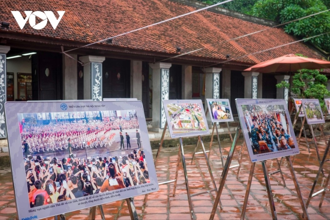 The exhibition is divided into two sections, with one highlighting Hanoi’s efforts to operate a smooth and effective two-tier local government system, and the other focusing on the 18th Hanoi Party Congress for the 2025–2030 term — a significant milestone in the new era.