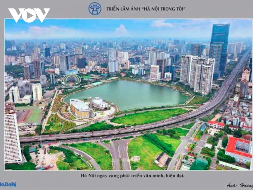 The exhibition’s photos capture Hanoi’s transformation over time, showcasing scenes from both the past and present through the eyes of photographers.