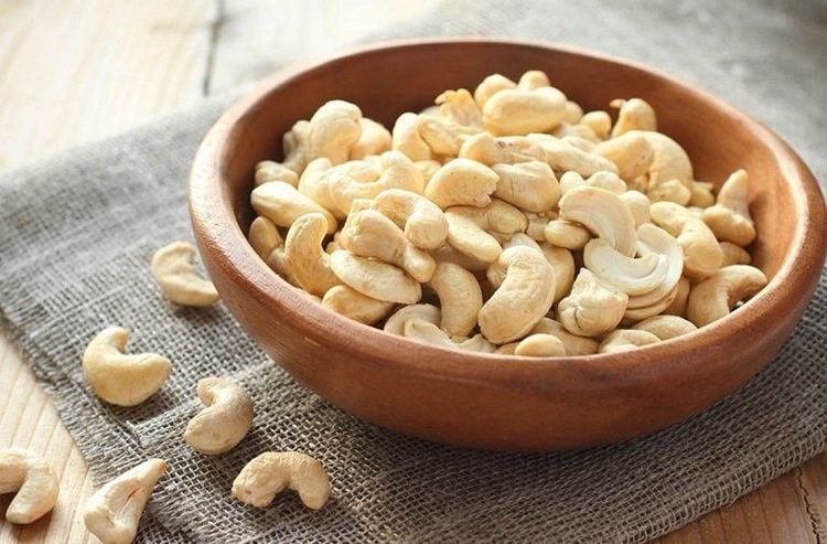 Dù chứa nhiều chất béo, phần lớn chất béo trong hạt điều là chất béo tốt, giúp bảo vệ tim mạch và hỗ trợ kiểm soát cân nặng nếu dùng với lượng vừa phải