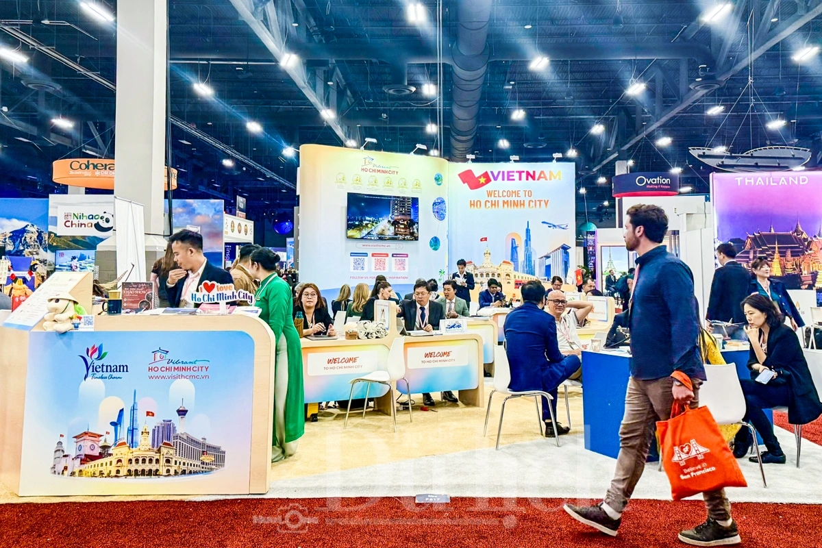 The HCM City tourism booth at IMEX America 2025 in Las Vegas attracts many international visitors. (Photo: tcdulichtphcm.vn)