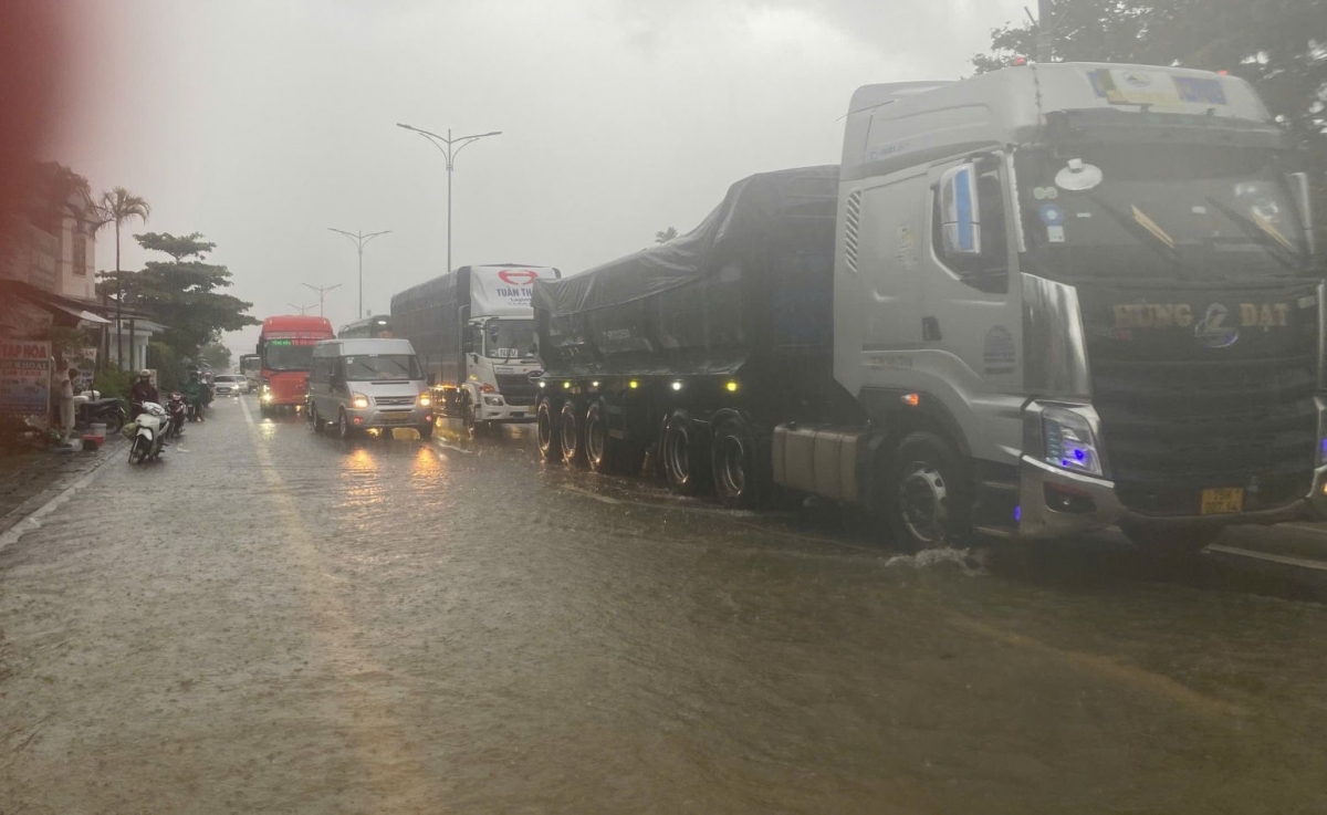Hiện nay Quốc lộ 1A qua địa bàn xã Phú Lộc, thành phố Huế nước đã rút