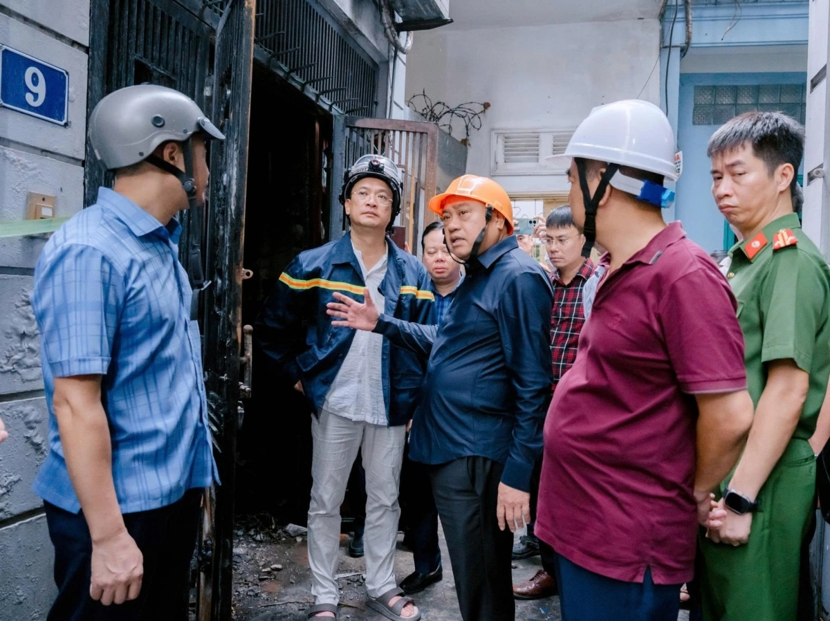 Chủ tịch UBND thành phố Hà Nội Trần Sỹ Thanh kiểm tra hiện trường và chỉ đạo khắc phục hậu quả vụ cháy. Ảnh: Phạm Linh