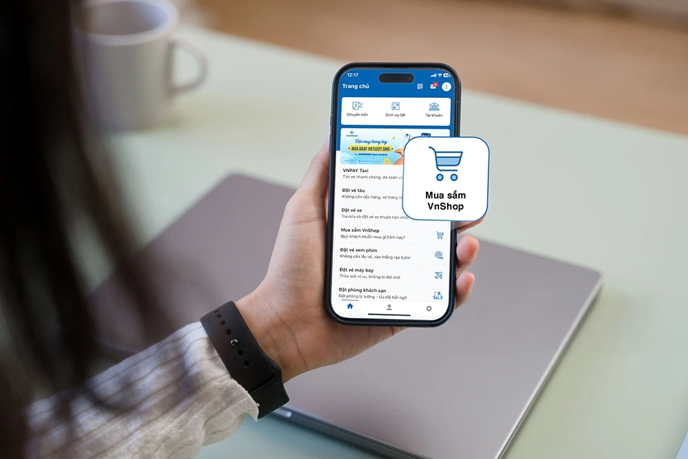 Người dùng trải nghiệm mua sắm trực tuyến trên SAIGONBANK Smart Banking