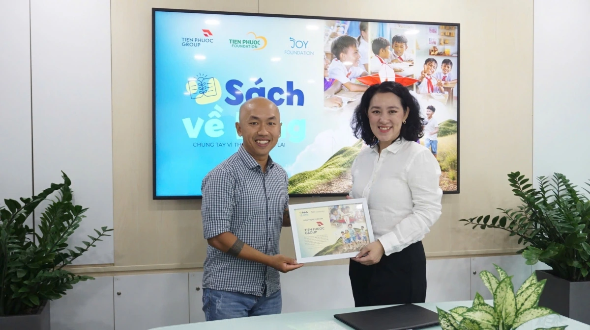 Ban lãnh đạo Tiến Phước Group và Quỹ JOY Foundation tại buổi ký kết tài trợ cho chương trình “Sách về làng” (Ảnh: D.N)