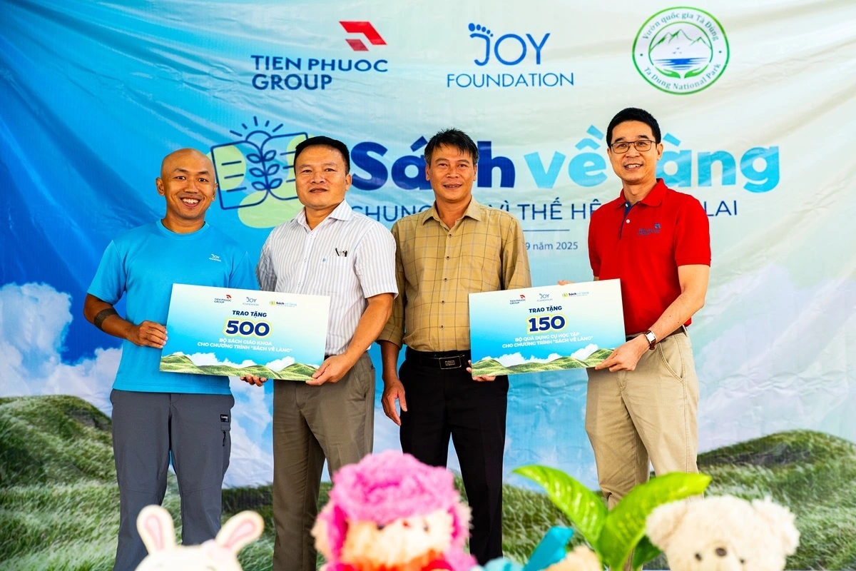 Đại diện chương trình "Sách về làng" trao biểu trưng cho đơn vị tiếp nhận (Ảnh G.T)