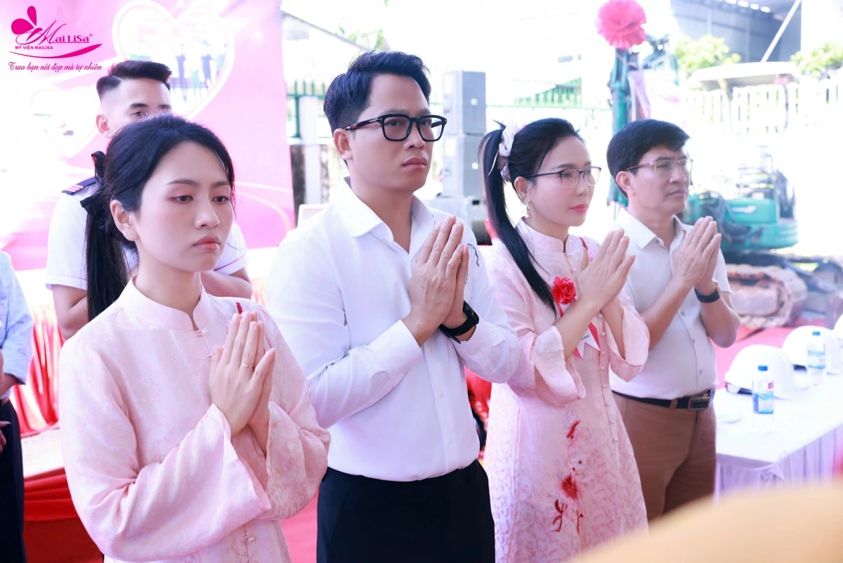 Gia đình doanh nhân Mailisa thành kính dâng nén tâm hương, khấn nguyện trong lễ động thổ Nhà sinh hoạt cộng đồng tránh lũ