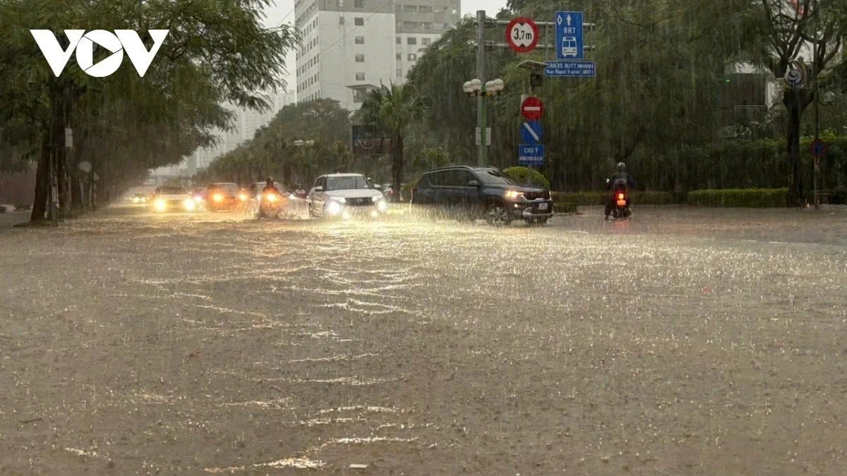 Huy động tối đa phương tiện, nhân lực để đảm bảo công tác thoát nước, chống úng ngập trên địa bàn thành phố