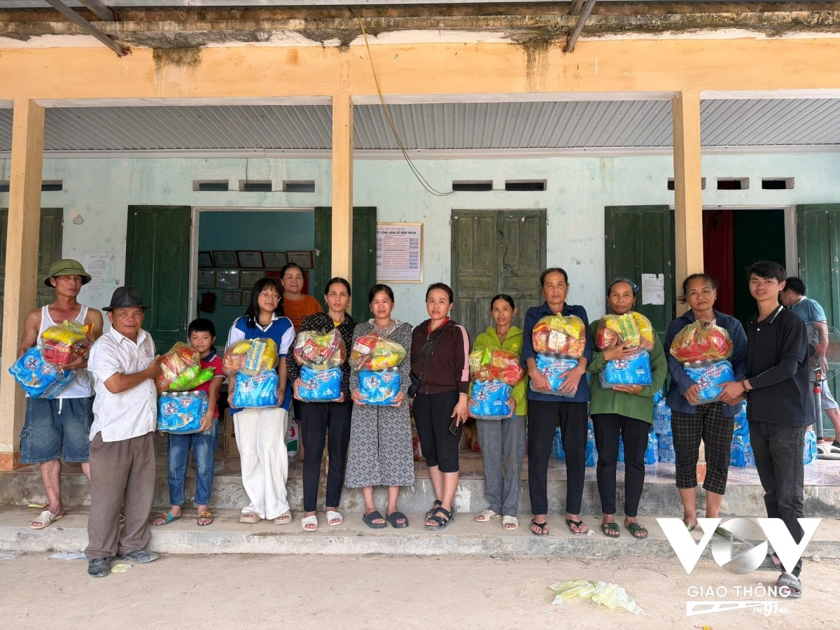 Ông Phạm Công Duyên (áo trắng, đội mũ) cùng các tình nguyện viên ủng hộ cho bà con xã Vân Nham, Lạng Sơn