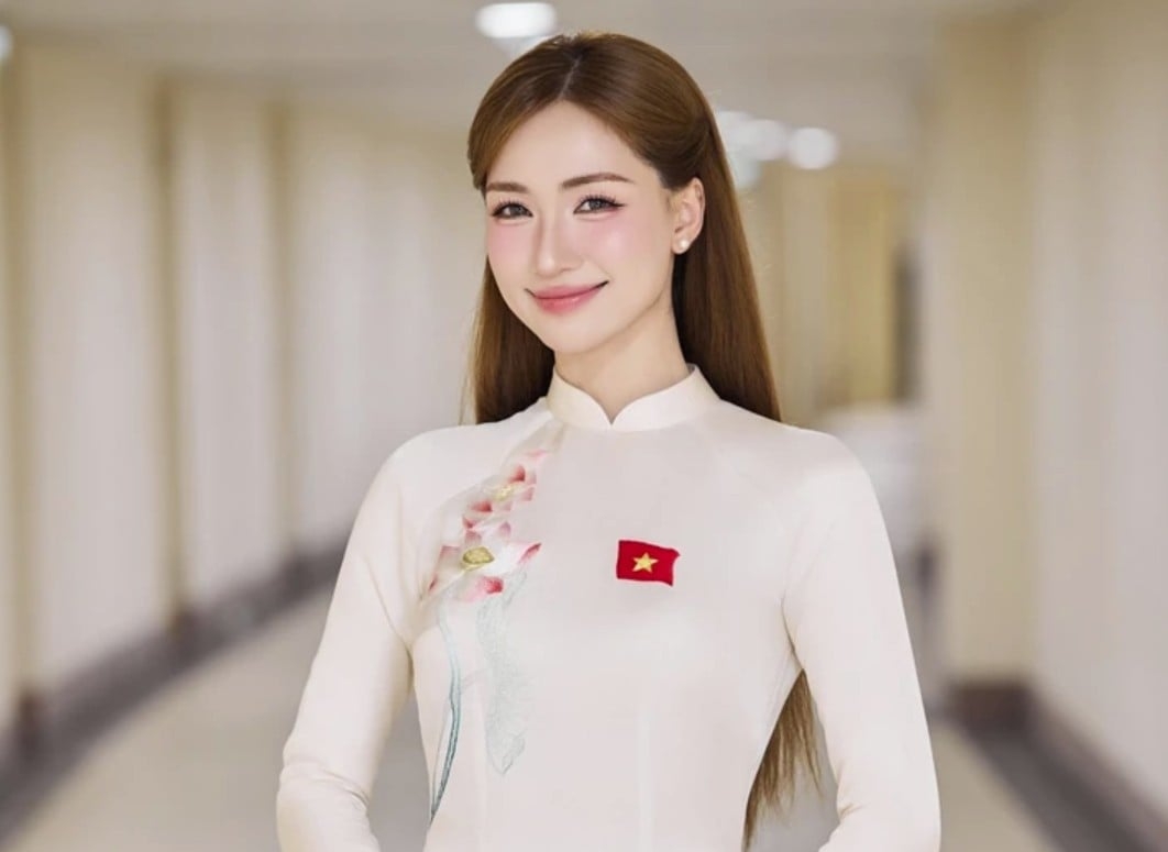 Sao Việt 30/10: Ca sĩ Hoà Minzy ủng hộ 100 triệu đồng cho thành phố Huế - nơi đang bị lũ lụt. Cô chia sẻ: ''Thực hiện theo lời kêu gọi của TP Huế, Hoà xin được chia sẻ cùng bà con trong giây phút khó khăn này. Mong bà con sớm bình ổn trở lại''.