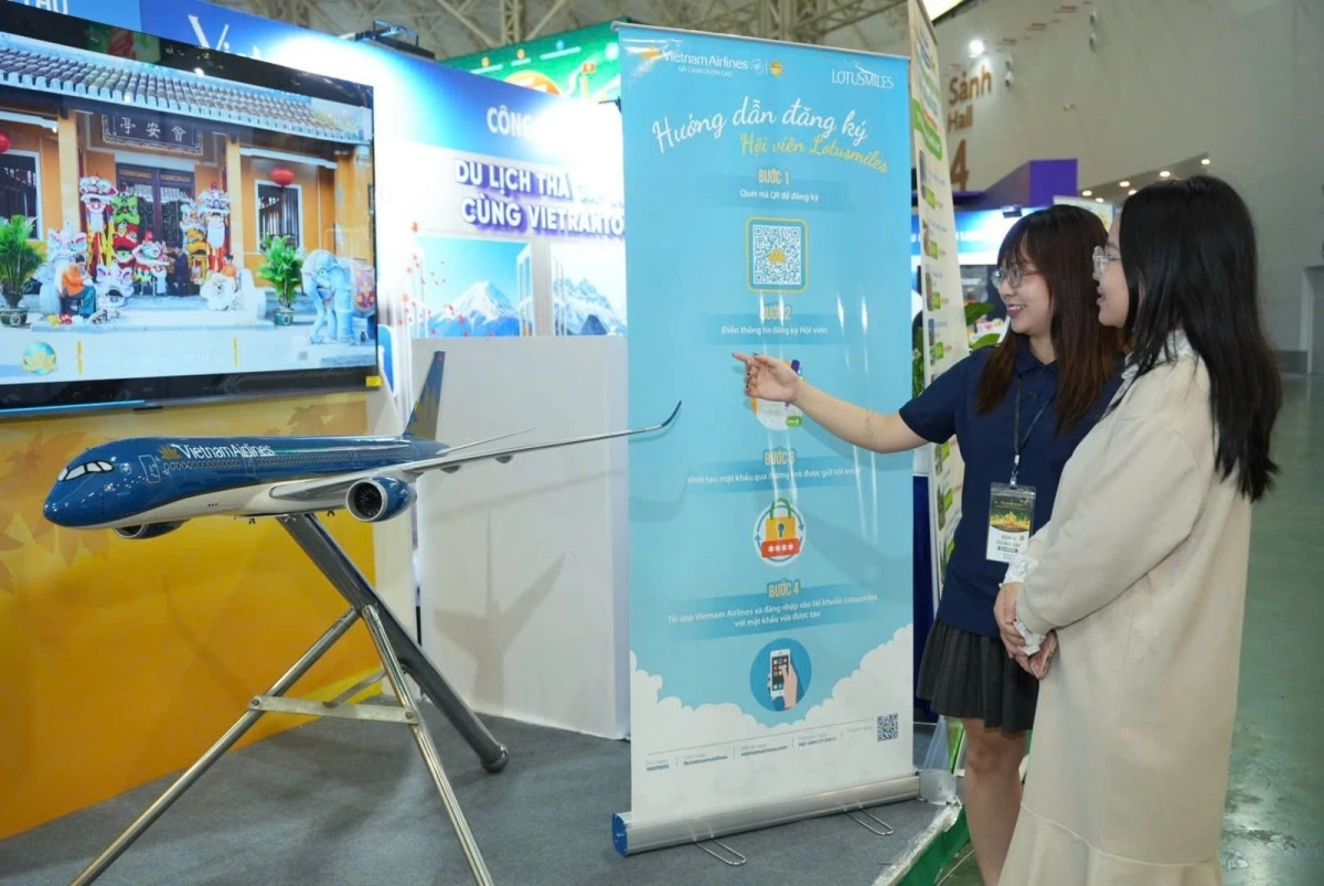 Hoạt động chiếu phim tư liệu tại gian hàng Vietnam Airlines