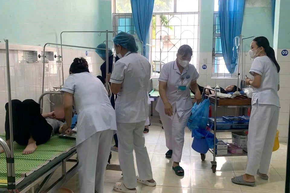 Học sinh được điều trị tại Trung tâm y tế Chợ Mới