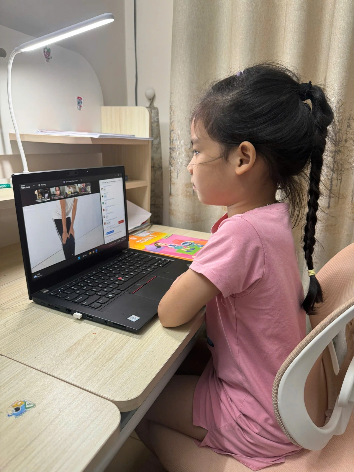 Học sinh Trường Tiểu học Thanh Xuân Nam học online tại nhà do ảnh hưởng của mưa lớn sáng 7/10.