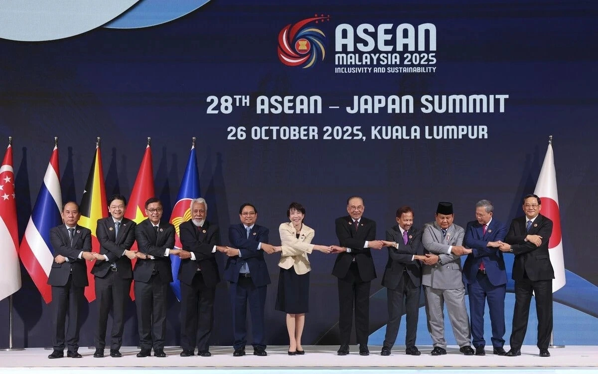 Tân Thủ tướng Nhật Bản Takaichi chụp ảnh lưu niệm tại thượng đỉnh ASEAN - Nhật Bản. Ảnh: Jiji Press.