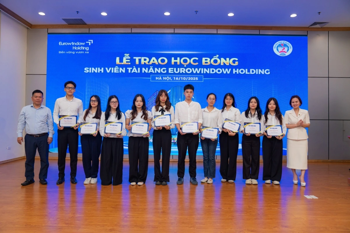 Bà Lại Ngọc Dung - GĐ Marketing Eurowindow Holding và GS.TS Nguyễn Thành Hiếu – Phó Giám đốc Đại học Kinh Tế Quốc Dân trao học bổng cho các sinh viên tài năng xuất sắc
