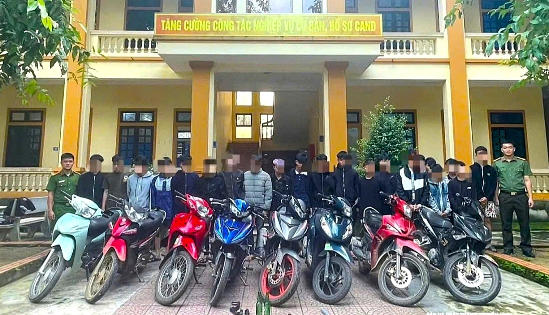 Các đối tượng cùng tang vật tại cơ quan công an.