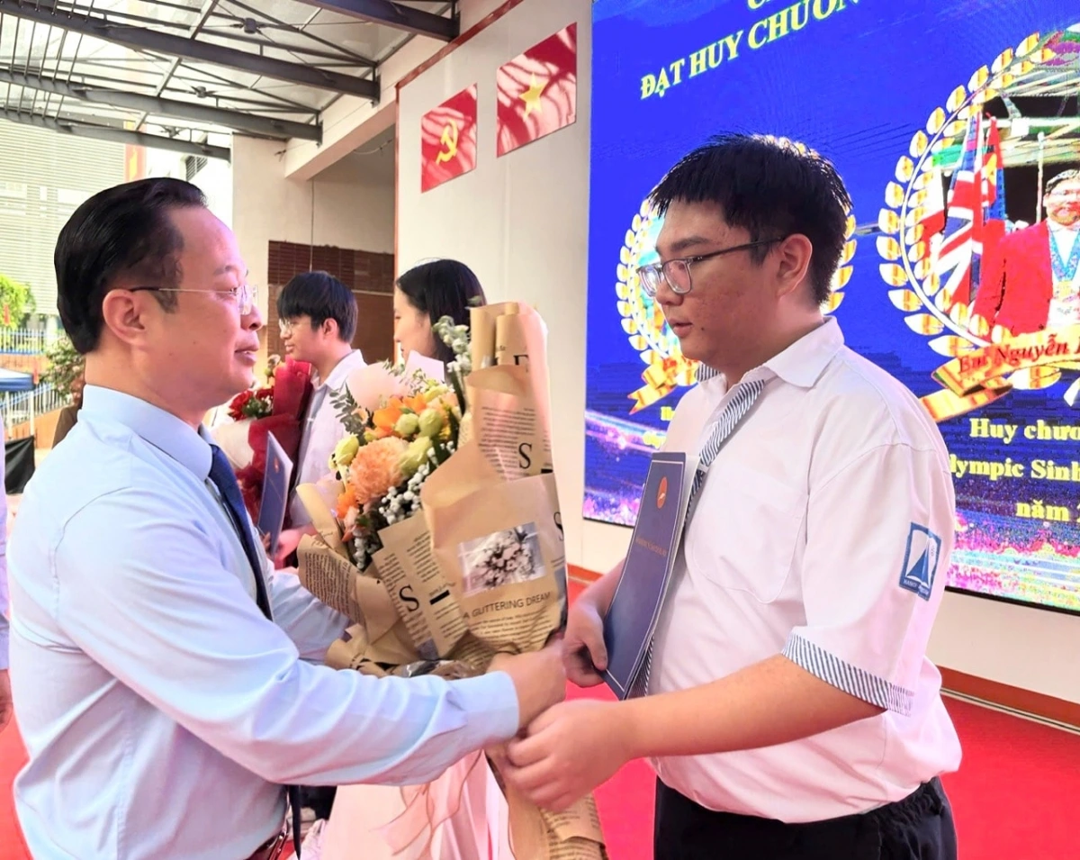 Giám đốc Sở GD-ĐT Hà Nội khen thưởng học sinh đoạt giải cao năm học 2024-2025