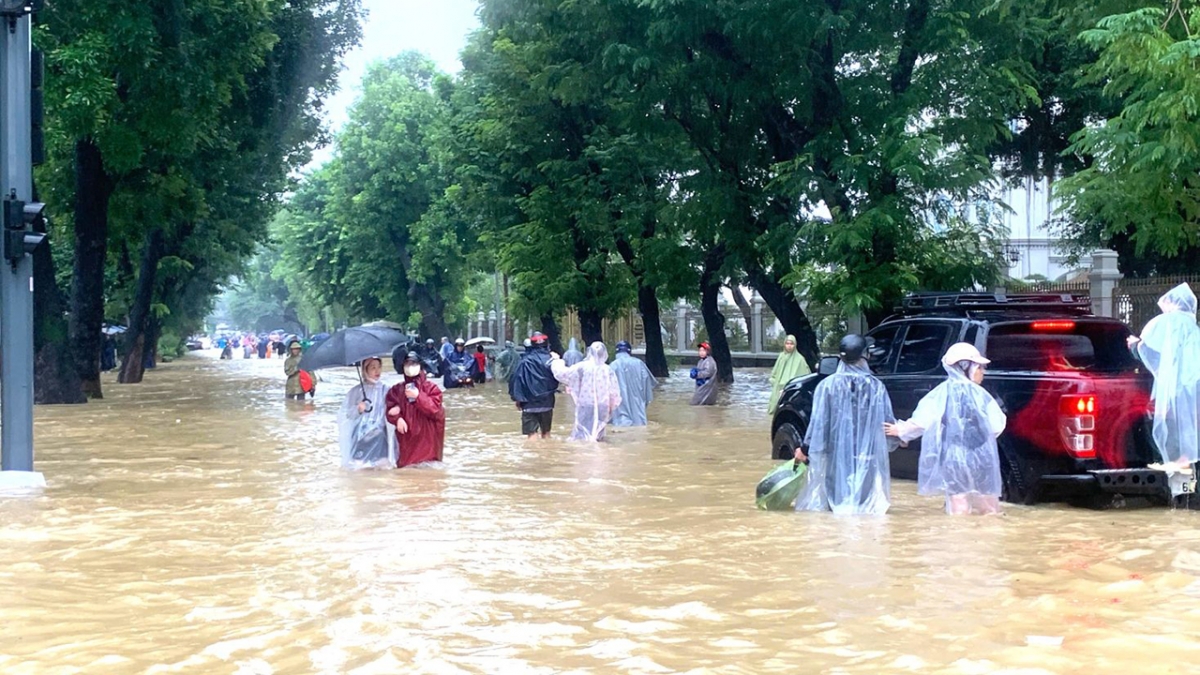 Trên nhiều tuyến đường của thành phố Huế người dân di chuyển để tránh lũ lớn
