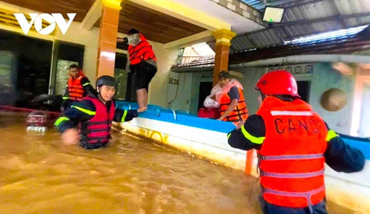 Từ sáng 29 đến đêm 30/10, khu vực TP Huế và Đà Nẵng tiếp tục có mưa to đến rất to, lượng mưa phổ biến 120-250 mm, có nơi trên 400 mm. Mưa lớn kéo dài khiến nhiều sông ở miền Trung duy trì mức lũ cao, nguy cơ lũ quét, sạt lở đất tại hàng trăm xã thuộc Huế, Đà Nẵng và Quảng Ngãi.