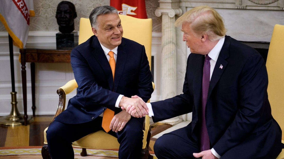 Ông Orban và ông Trump bắt tay trước khi tham dự cuộc họp ở Nhà Trắng năm 2019. Ảnh: Hungarian Conservative