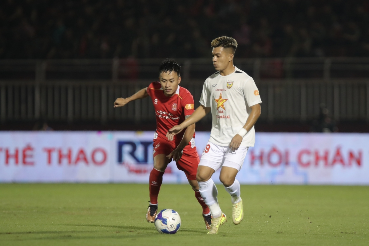 Huy Toàn (áo đỏ) là một trong số những cầu thủ phải nghỉ thi đấu vòng 8 V-League 2025/2026 do án phạt từ BTC. (Ảnh: VPF). 