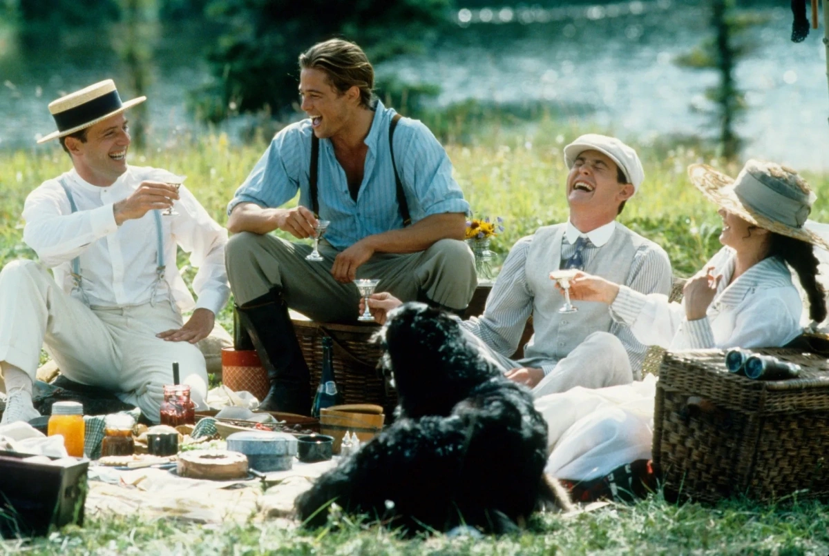 Giây phút sum vầy hiếm hoi của nhà Ludlow, trước khi chiến tranh và tình yêu chia rẽ họ. (Ảnh: Universal Pictures)
