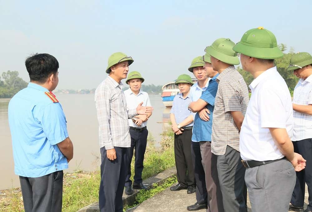 Phó Chủ tịch UBND tỉnh Hưng Yên Nguyễn Hùng Nam cùng đoàn kiểm tra tại tuyến đê hữu Luộc, xã Tiên Lữ. Ảnh: Cổng TTĐT tỉnh Hưng Yên