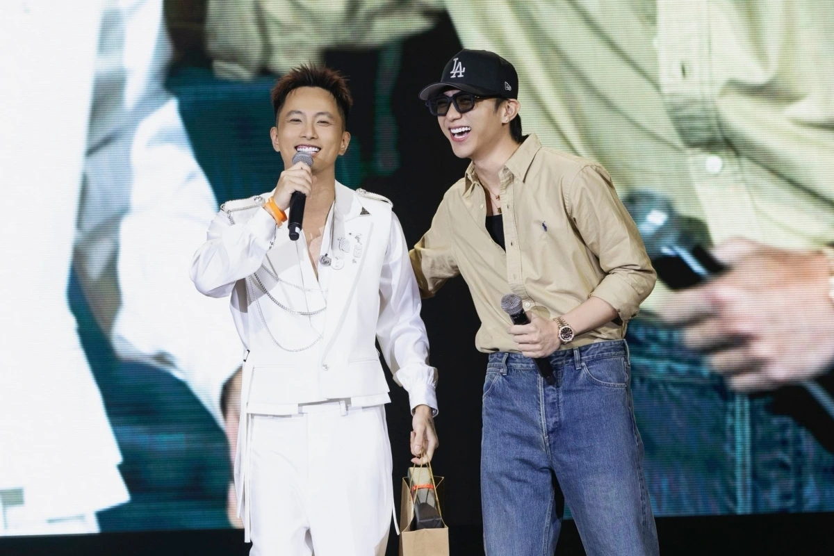 Không chỉ Binz, việc “ẩn” hoặc xóa các bài hát có ngôn ngữ nhạy cảm còn được áp dụng với nhiều nghệ sĩ cùng công ty như Soobin (“Luật anh”), Rhymastic (“Vẽ khói”, “SS Swag”, “Chưa từng cheer ly”) hay “Nguyên team đi vào hết” – bản hit từng gây sốt của Binz.