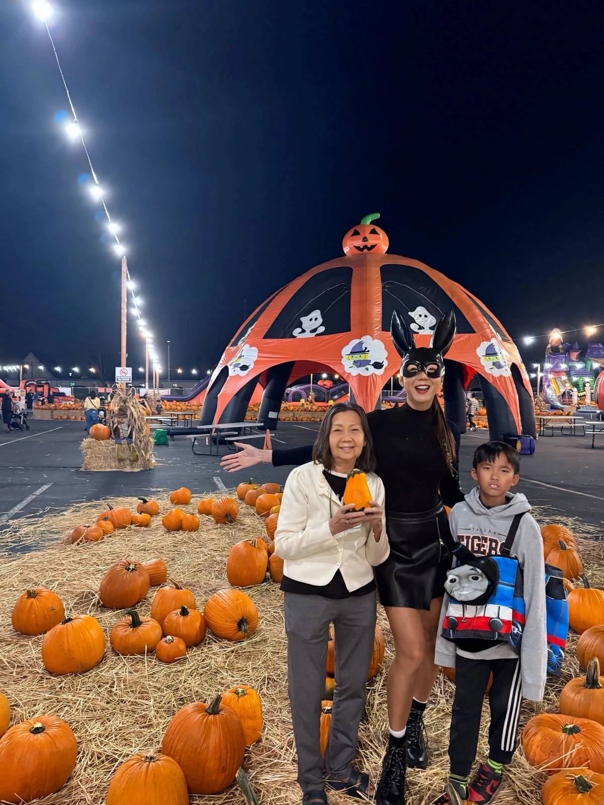Người mẫu Ngọc Quyên cùng mẹ ruột và con trai tận hưởng buổi tối vui vẻ tại khu vui chơi dành cho lễ hội Halloween ở California, Mỹ. Ngọc Quyên cho biết không khí lễ hội năm nay tại Mỹ trầm lắng hơn mọi năm, do kinh tế khó khăn khiến nhiều người dân cắt giảm chi phí trang trí.