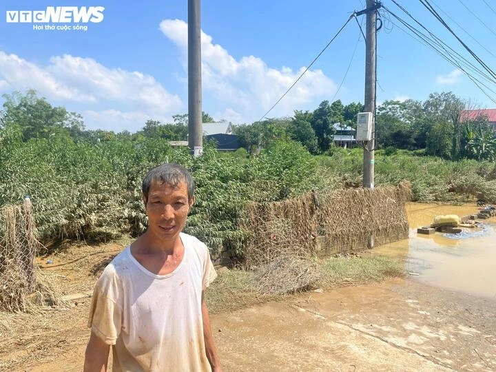 Ông Phú chết lặng, đôi mắt khô khốc nhìn ruộng đào chỉ còn trơ trụi, xác xơ.