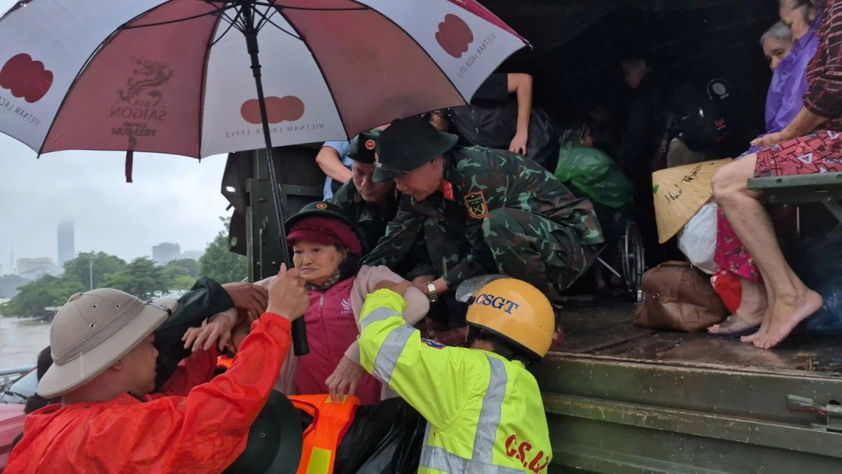 Bộ đội, công an hỗ trợ sơ tán dân tránh lũ