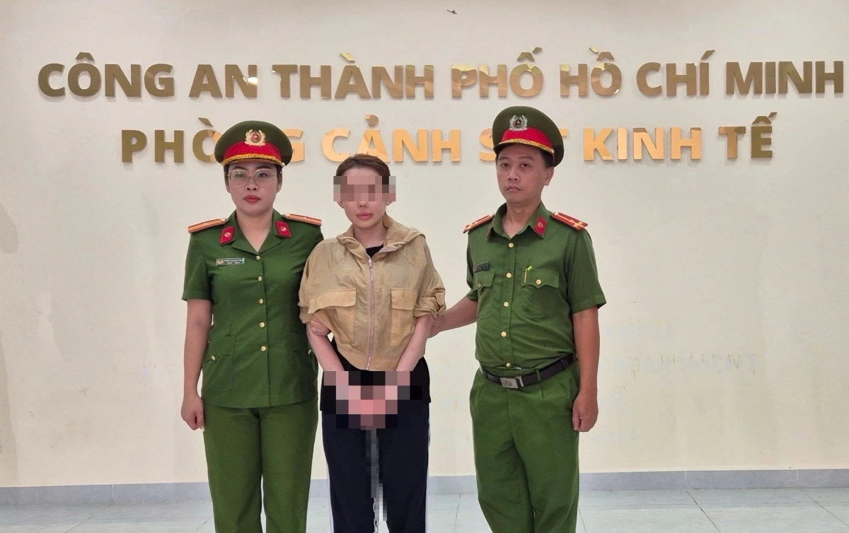 Cơ quan Cảnh sát điều tra tống đạt các quyết định khởi tố và lệnh bắt tạm giam Võ Thị Ngọc Ngân (tức Ngân 98). (Ảnh: CACC)