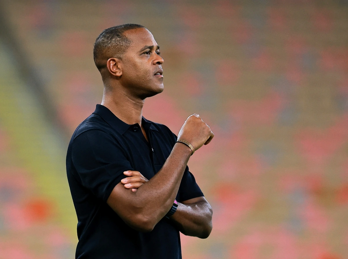 HLV Kluivert tăng cường hàng công để ĐT Indonesia cố gắng tìm kiếm bàn thắng (Ảnh: Reuters)