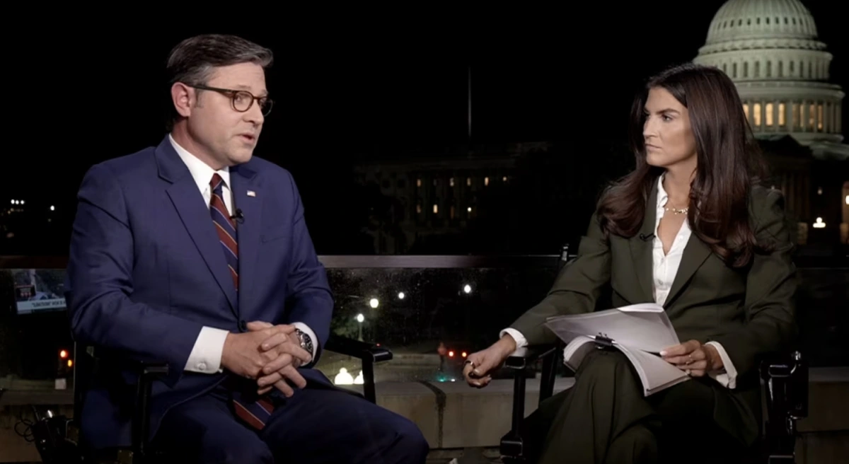 Chủ tịch Hạ viện Mike Johnson (trái) trả lời phỏng vấn với nhà báo Kaitlan Collins (phải) của CNN hôm 30/9. Ảnh: CNN