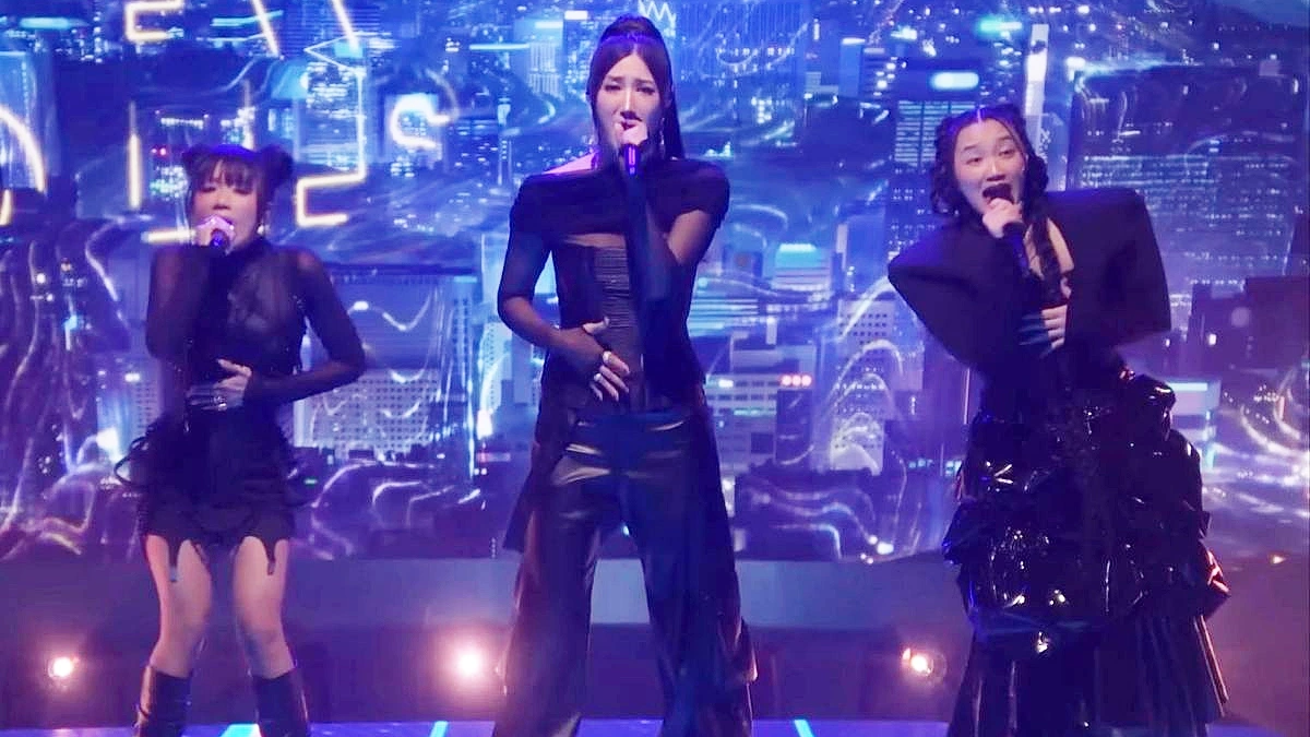 Từ trái sang: Rei Ami, EJAE và Audrey Nuna của “K-pop Demon Hunters” lần đầu tiên biểu diễn trực tiếp ca khúc “Golden” trên chương trình “The Tonight Show”. (Ảnh: kênh YouTube "The Tonight Show")