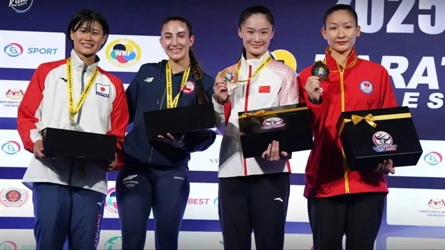 Hoang Thi My Tam (right) celebrates winning a bronze medal at the Karate 1 Series A in Kuala Lumpur. (Photo: hanoionline.vn)