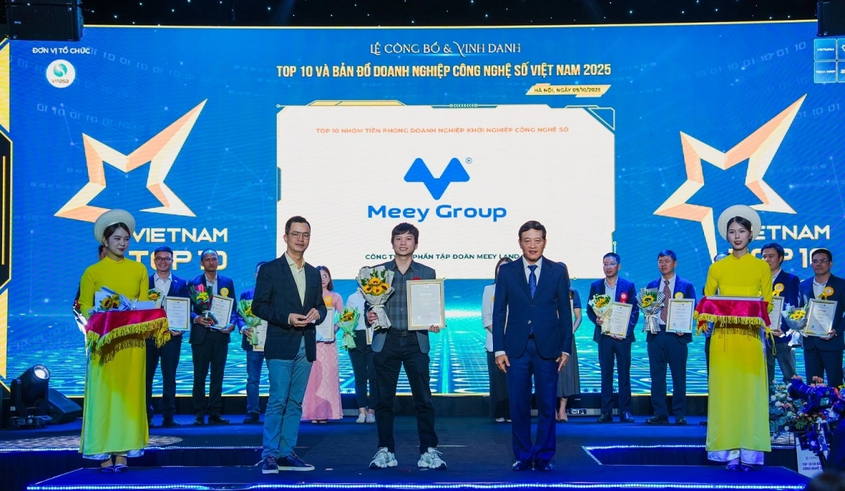 Đại diện Meey Group nhận vinh danh Top 10 Doanh nghiệp Tiên phong Khởi nghiệp Công nghệ số Việt Nam 2025