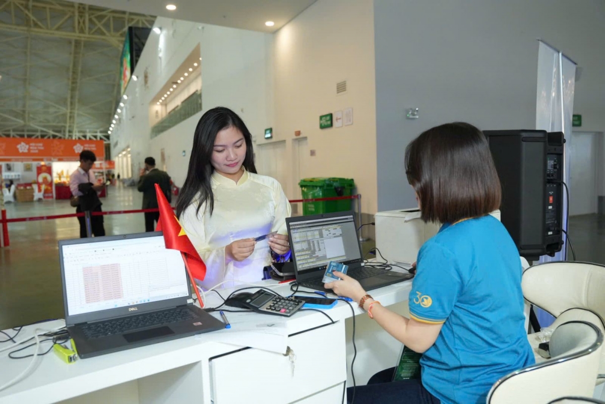 Khách hàng đăng ký hội viên Lotusmiles trực tiếp tại gian hàng Vietnam Airlines.