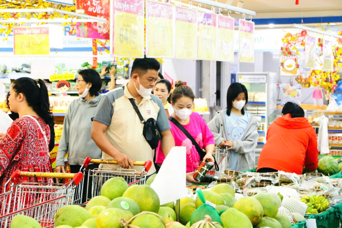 Khách hàng mua sắm tại Co.opmart Huế sẽ dễ dàng chọn mua các sản phẩm OCOP đặc trưng của Huế được trưng bày nổi bật và hấp dẫn