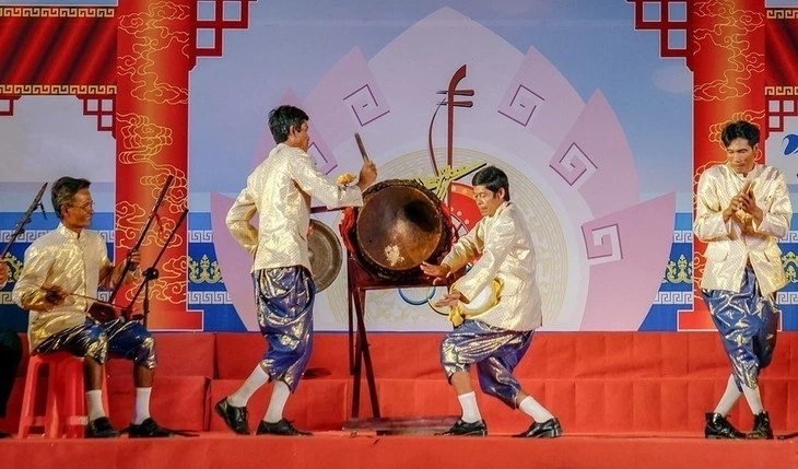 Artisans of Cay Kho hamlet, Ho Thi Ky commune, Ca Mau province perform Big Drum Music. (Photo: Huynh Anh/VNA)