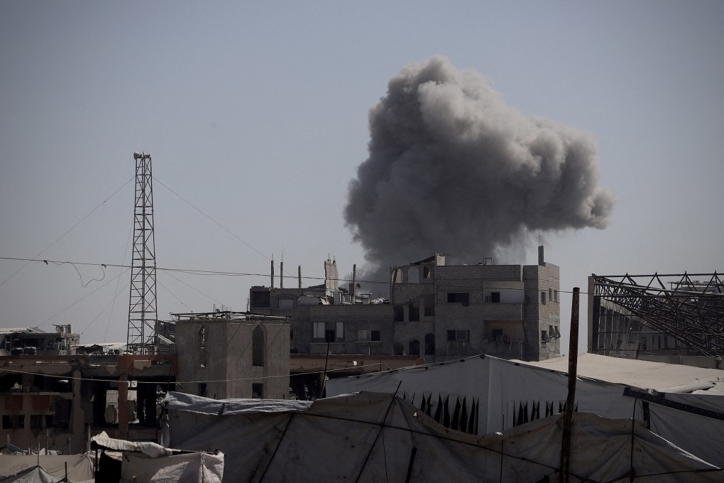 Khói bốc lên trong một cuộc không kích của Israel vào thành phố Khan Younis, Dải Gaza ngày 8/10. Ảnh: AFP