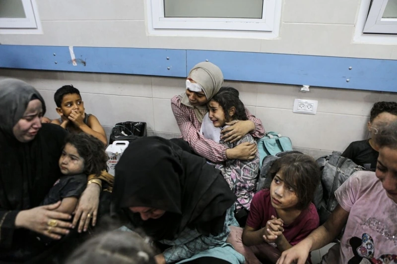 Người dân được sơ tán sau vụ tấn công vào bệnh viện tại Dải Gaza. (Ảnh: Al Jazeera)