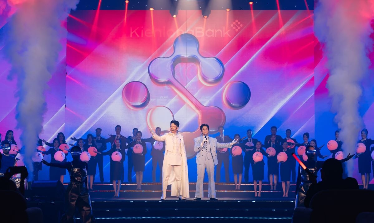 Dàn sao đình đám như Bùi Công Nam, Tóc Tiên, Đông Hùng, Thạch Thảo… trình diễn tại sự kiện, với mỗi tiết mục là một lát cắt gợi nhắc sự bền bỉ, kiên định nhưng sẵn sàng dấn thân, sẵn sàng đối mới trong kỷ nguyên số của KienlongBank