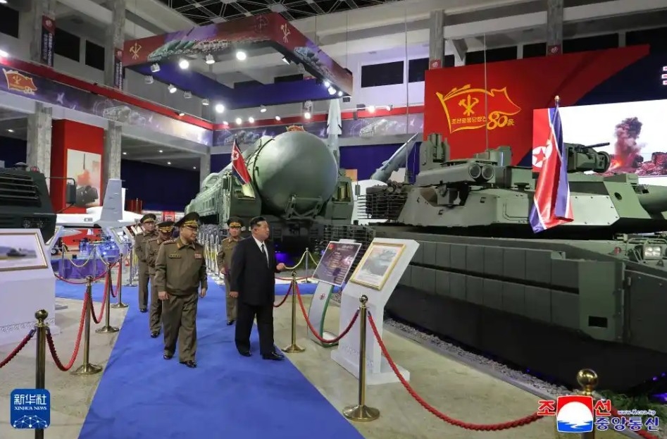 Nhà lãnh đạo Kim Jong Un thăm triển lãm quốc phòng 2025 ngày 04/10. Ảnh của KCNA đăng trên Tân Hoa xã