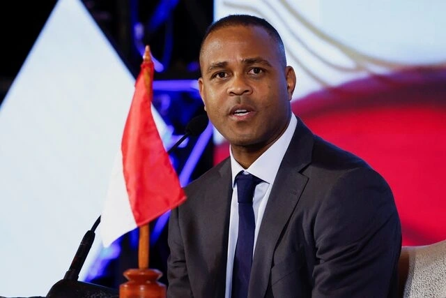 HLV Kluivert đứng trước nguy cơ bị sa thải (Ảnh: Reuters).
