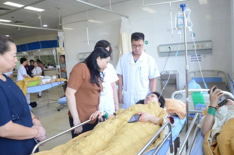 Các hành khách gặp nạn được đưa vào điều trị tại Bệnh viện Đa khoa số 1 tỉnh Lào Cai (Trong ảnh: Bà Vũ Thị Hiền Hạnh - Phó Chủ tịch UBND tỉnh thăm hỏi, động viên bệnh nhân (ảnh Toàn Nga)