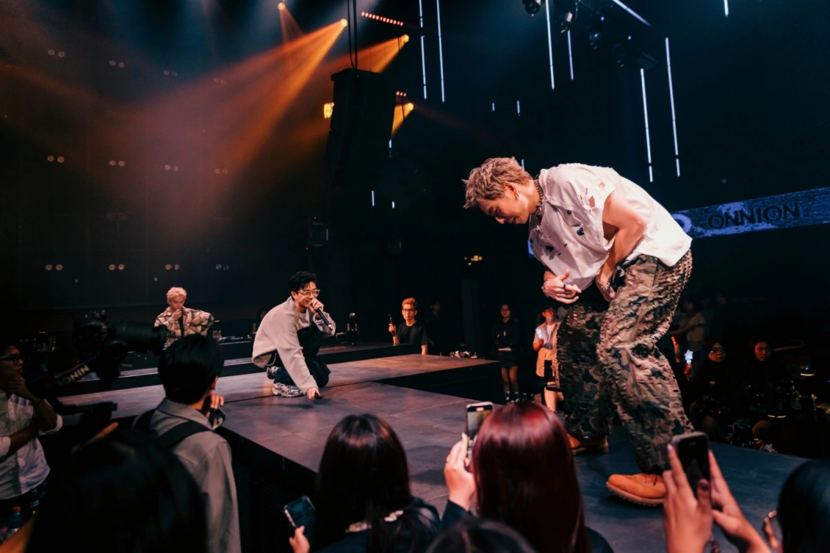 Với 15 sáng tác, “O_O” khắc họa hành trình trưởng thành của Osad.