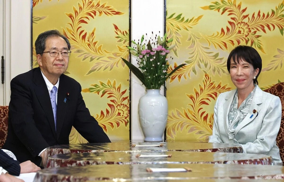 Ông Saito và bà Takaichi trong cuộc hội đàm đầu tiên ngày 7/10. Ảnh: Jiji Press